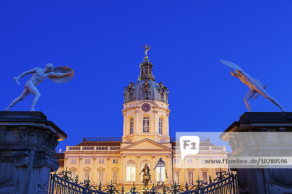 Fassade und Eingangsstatuen des Schlosses Charlottenburg bei Nacht