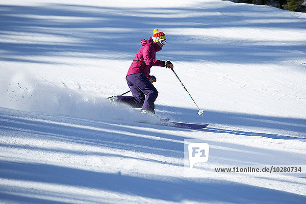 Frau beim Skifahren bergab
