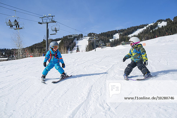 Kleine Jungen (4-5) lernen Skifahren