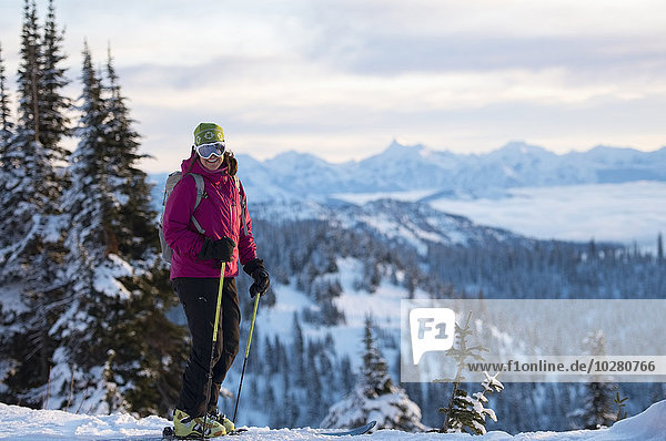 Skifahrerin gegen Berge