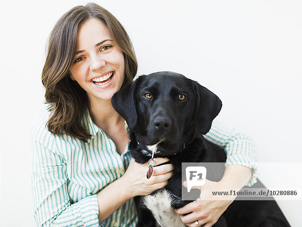 Porträt einer lächelnden Frau mit Hund