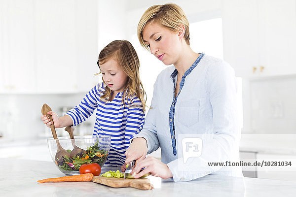 Mutter und Tochter (4-5) bereiten Salat zu