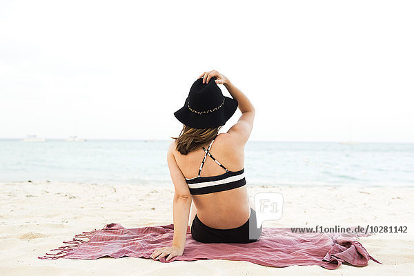 Frau Entspannung Strand Bikini