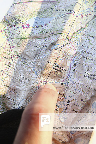 Finger  der auf eine Karte zeigt  Nahaufnahme