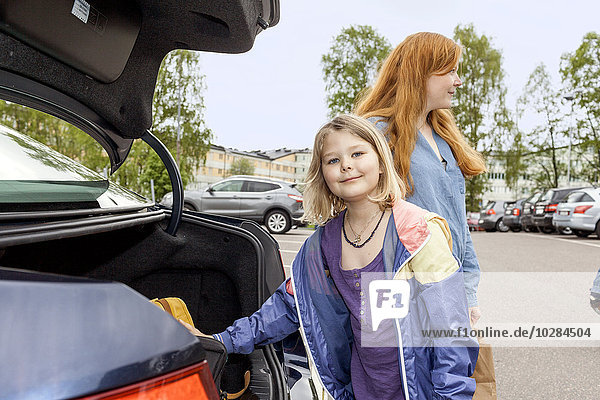nahe stehend Auto Tochter Mutter - Mensch