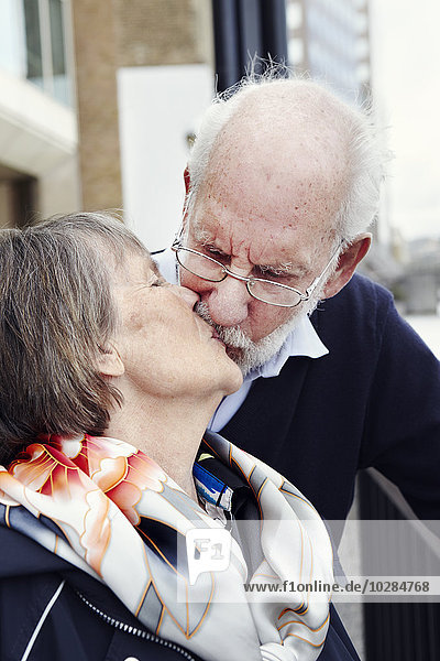 Porträt eines älteren Paares  das sich küsst
