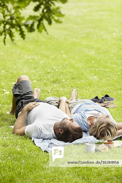 Ehepaar entspannt im Park