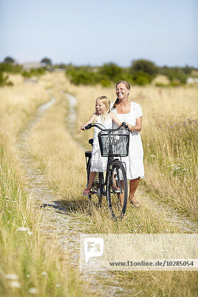 Mutter mit Tochter auf dem Fahrrad