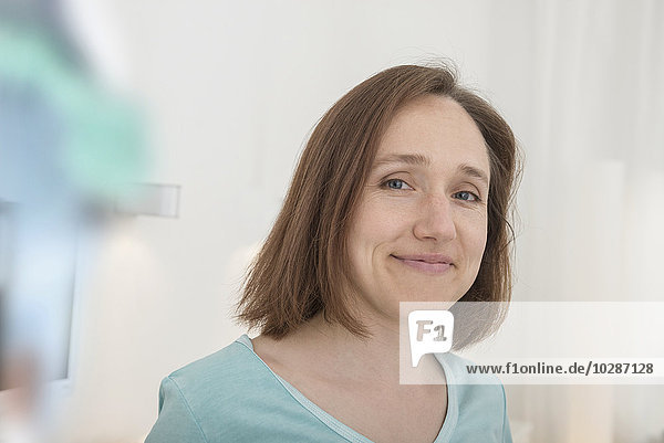 Porträt einer lächelnden Zahnarzthelferin  München  Bayern  Deutschland