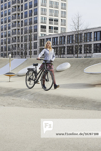Teenager-Mädchen mit Fahrrad auf einem Spielplatz  München  Bayern  Deutschland