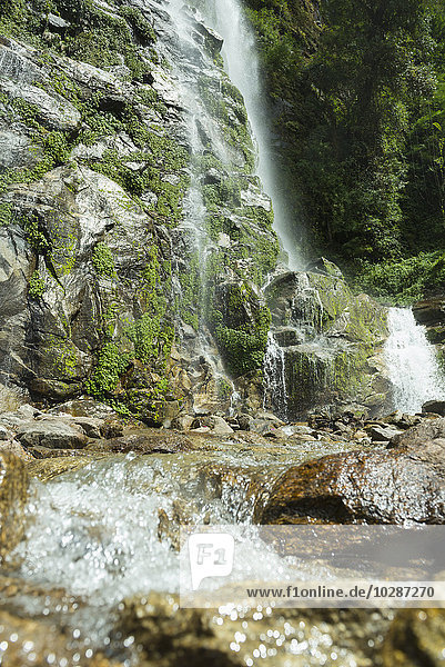 Wasserfall im Wald  Nepal