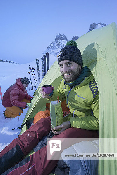 Mann beim Abendessen im Biwaklager  Tirol  Österreich