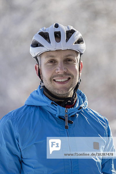 Porträt eines lächelnden Mountainbikers  Bayern  Deutschland