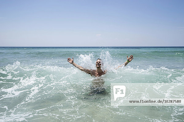 Älterer Mann schwimmt im Meer  Apulien  Italien