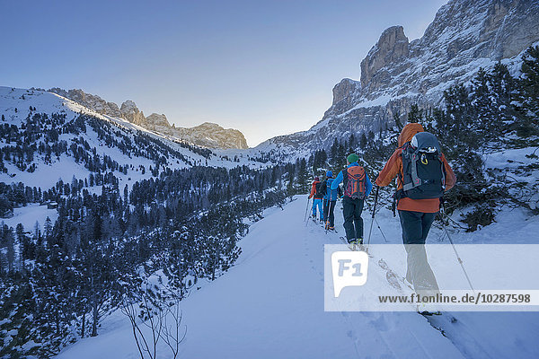 Skitourengeher beim Klettern auf einem verschneiten Berg  Gröden  Trentino-Südtirol  Italien