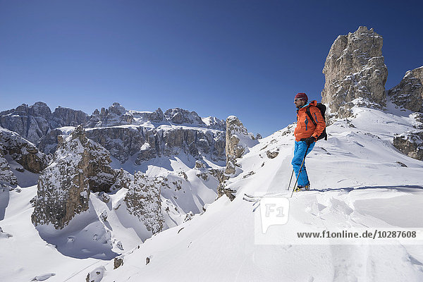 Skitourengeher mit Blick auf die Berge  Gröden  Trentino-Südtirol  Italien
