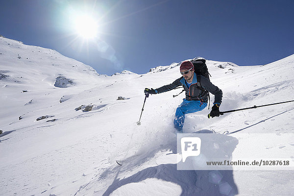 Mann beim Skifahren  Gröden  Trentino-Südtirol  Italien
