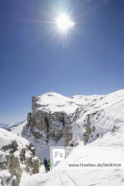 Skitourengeher beim Klettern auf einem verschneiten Berg  Gröden  Trentino-Südtirol  Italien