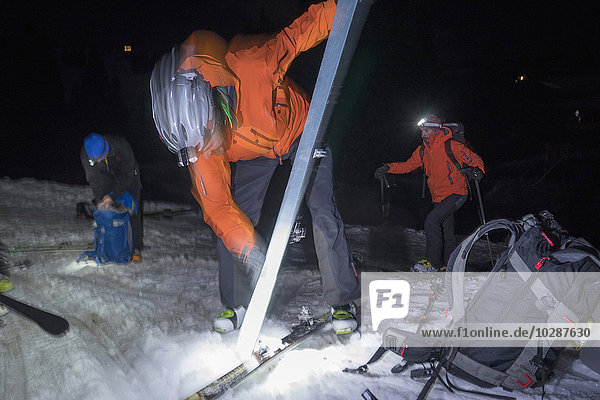 Skitourengeher beim Vorbereiten des Campingplatzes auf einem verschneiten Berg  Gröden  Trentino-Südtirol  Italien