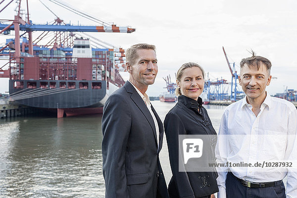Porträt von Geschäftsleuten am Hafen und lächelnd  Hamburg  Deutschland