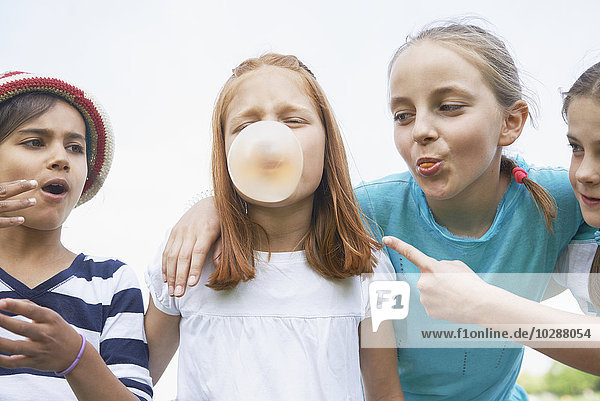 Mädchen spielen mit Bubble Gums  Bayern  Deutschland