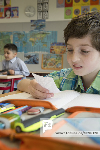 Schüler liest eine Nachricht im Klassenzimmer,  München,  Bayern,  Deutschland