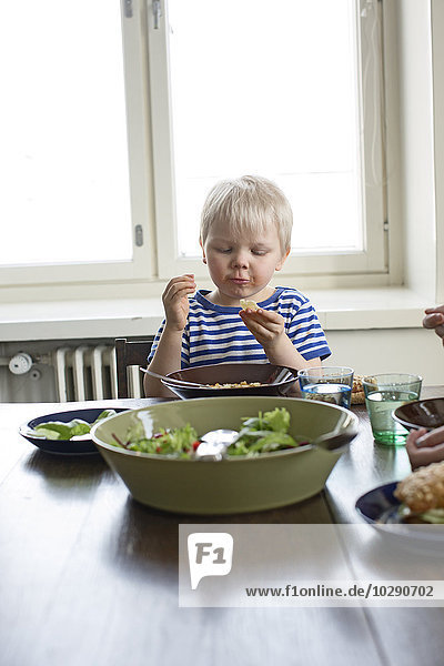 Finnland Helsinki Kallio Junge beim Mittagessen