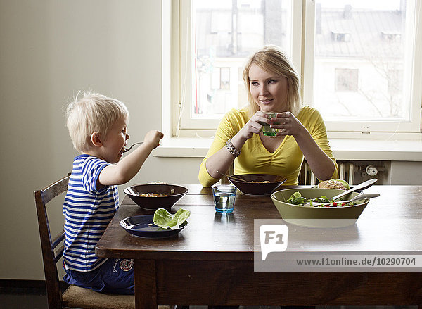 Finnland Helsinki Kallio Mutter und Sohn beim Mittagessen