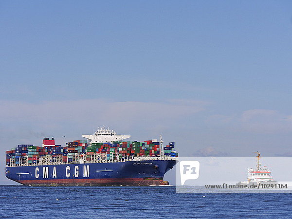 Containerschiff auf der Elbe,  nahe Cuxhaven,  Niedersachsen,  Deutschland,  Europa