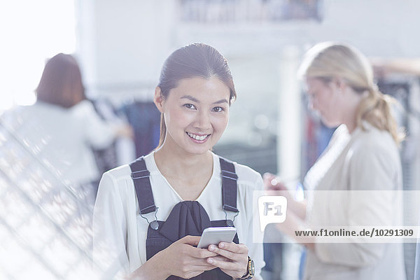 Porträt selbstbewusste Modedesignerin SMS mit Handy