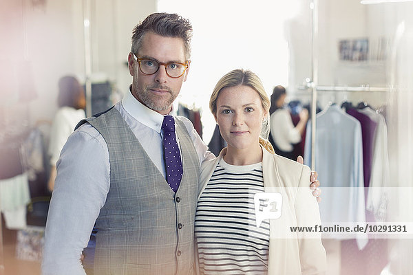 Portrait selbstbewusste Modedesigner im Büro