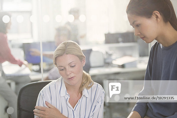 Unternehmerinnen, die im Büro arbeiten