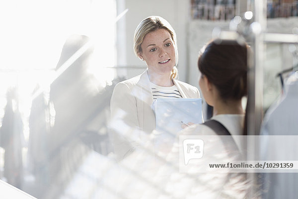Geschäftsfrauen sprechen im sonnigen Büro