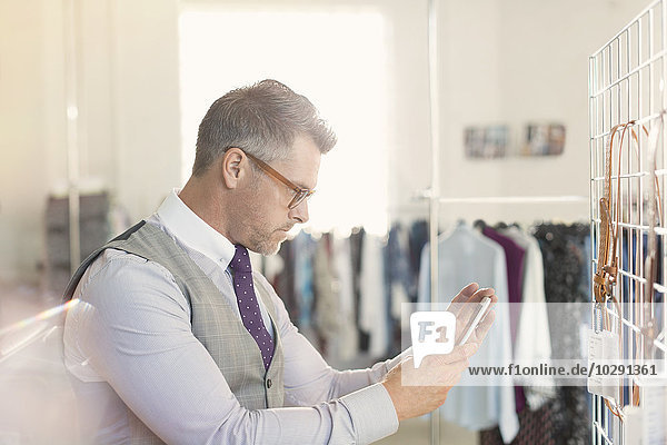 Modedesigner fotografiert Muster mit Fotohandy