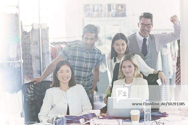 Portrait selbstbewusste Modedesigner treffen sich im Büro