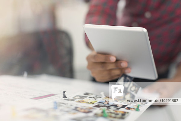 Nahaufnahmen von Modedesignern mit digitalen Tabletts und Fotoproofs