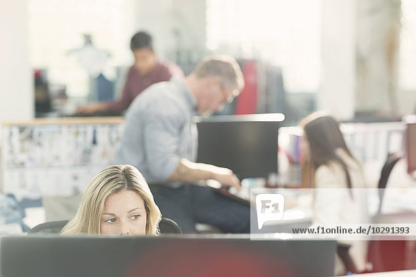Modedesigner, die im Büro arbeiten