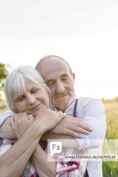 Nahaufnahme Porträt ruhiges Seniorenpaar mit geschlossenen Augen