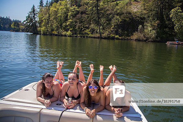 Porträt von vier jungen Frauen auf dem Motorboot am Lake Oswego  Oregon  USA