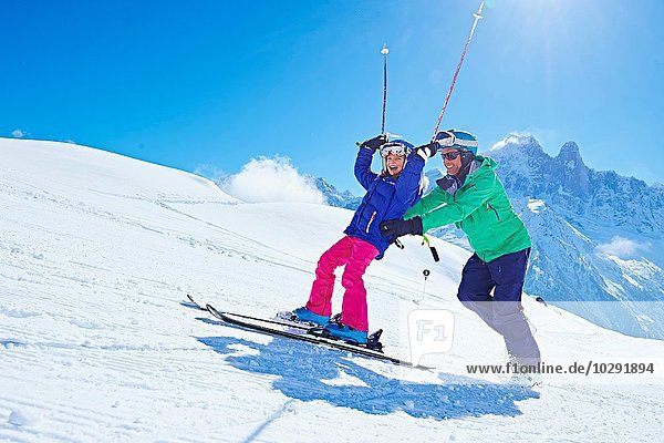 Vater führt Tochter zum Skifahren  Chamonix  Frankreich
