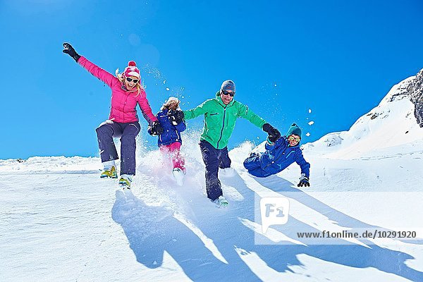 Familienspiel im Schnee  Chamonix  Frankreich
