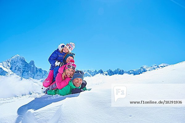 Familienspiel im Schnee  Chamonix  Frankreich