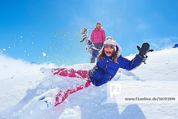 Mädchen fällt in den Schnee  Chamonix  Frankreich