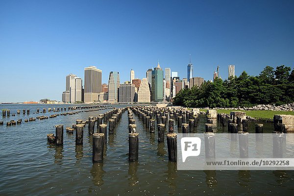 Holzpfosten im Fluss Stadtbild dahinter Manhattan New York City USA