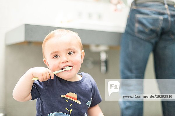Kleiner Junge beim Zähneputzen