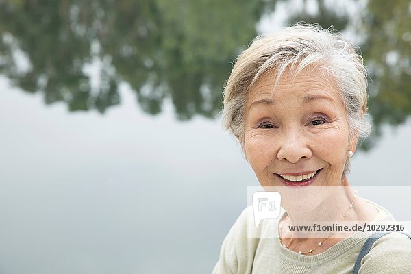 Porträt einer älteren Frau am See