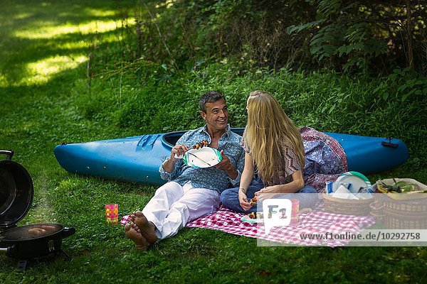 Erwachsener Mann und Freundin beim Picknick-Grillen