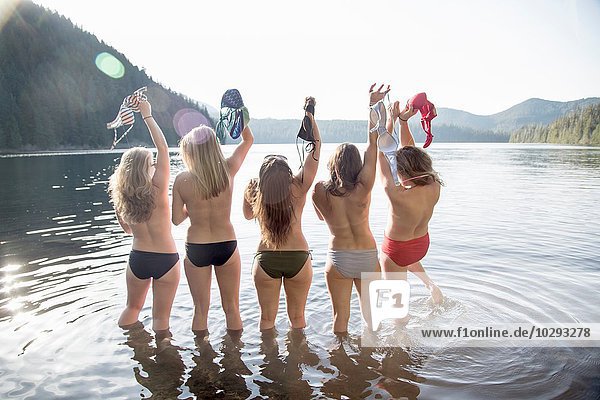 Junge Frauen beim Ausziehen von Bikini-Tops  Lost Lake  Oregon  USA