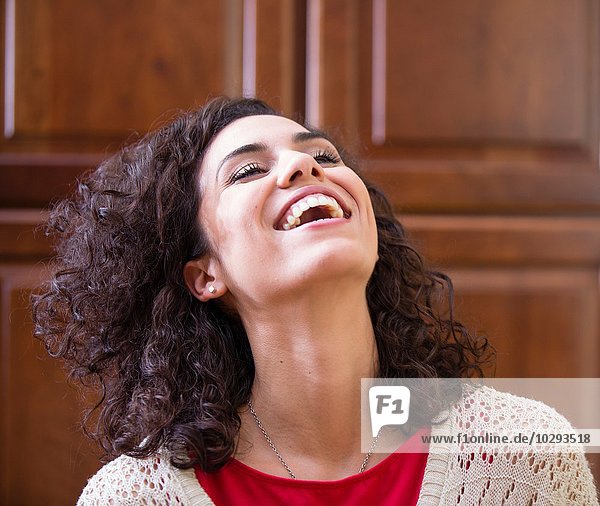 Junge Frau mit Kopf zurück lachend