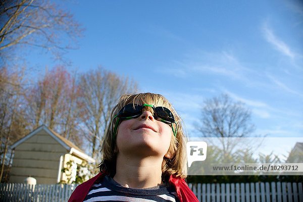 Junge mit Superheldenbrille